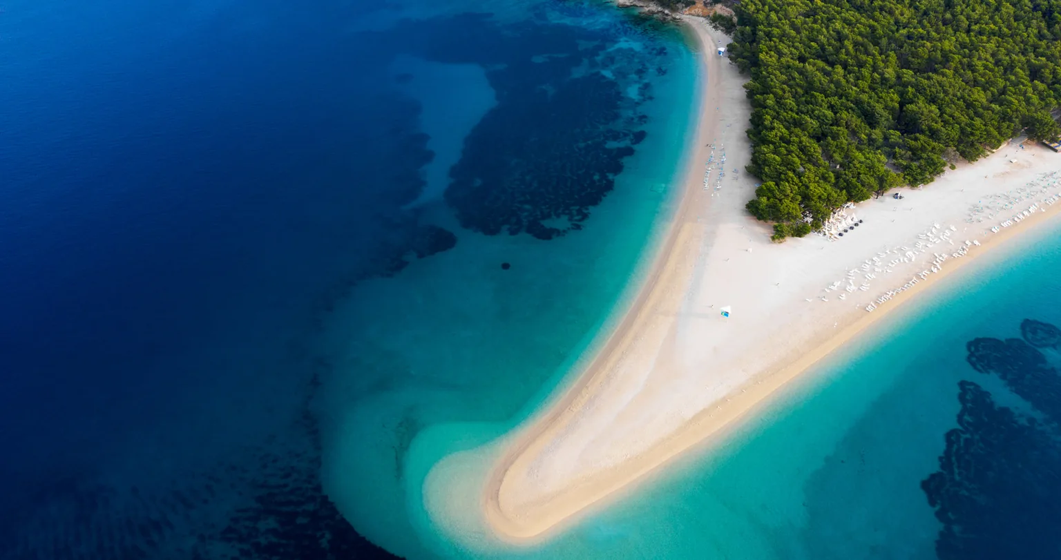 Zlatni rat u Bolu iz zraka, plaža na kojoj se za najam ležaljki koristi EasyLazy