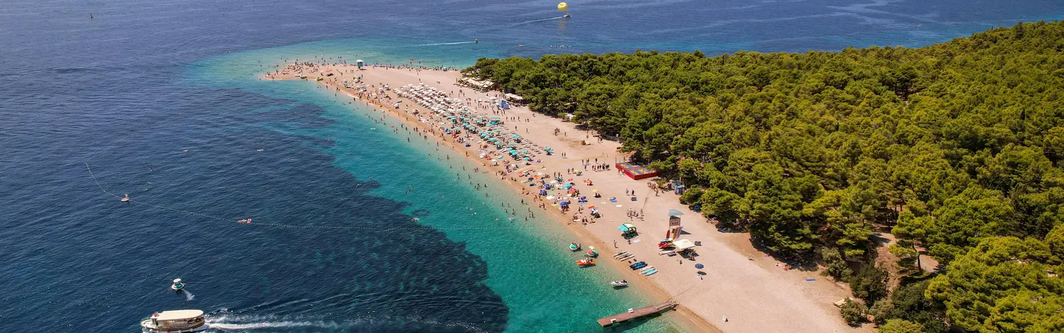 Zlatni rat s mora, s ležaljkama uz cijelu obalu