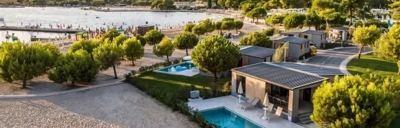Mobilne kućice s bazenima uz plažu u kampu