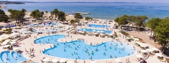 Bazeni i plaža turističkog kompleksa