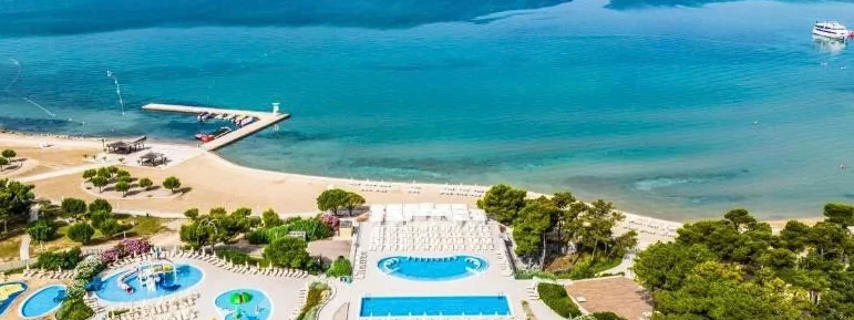Plaža i bazeni Zaton Holiday Resorta iz zraka