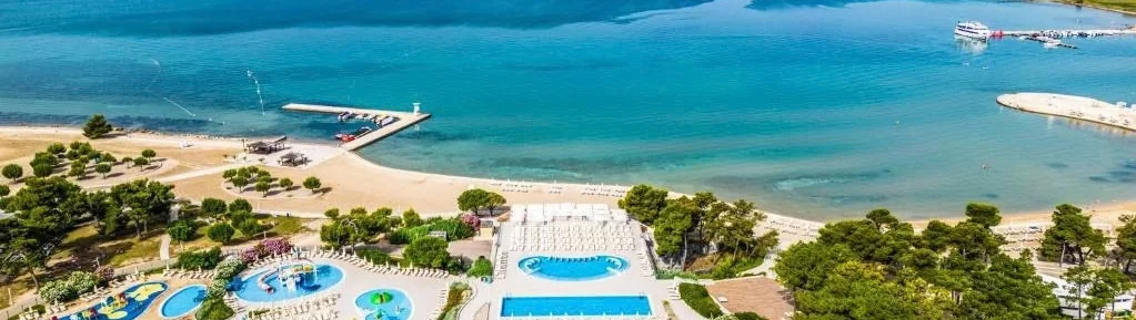 Plaža i bazeni Zaton Holiday Resorta iz zraka